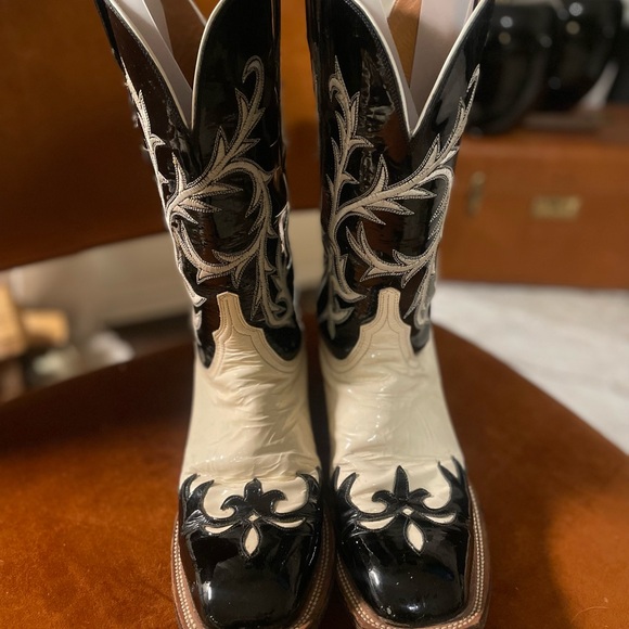 COPY - LUCCHESE BLACK AND WHITE BOOTS - Picture 2 of 13